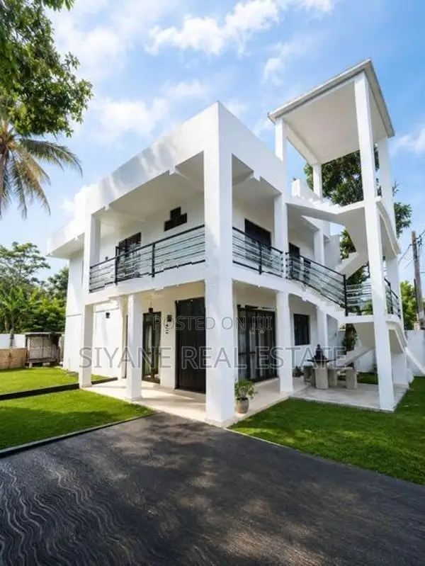 පිලියන්දල හන්දියෙන්ම දෙමහල් නිවස විකිණීමට