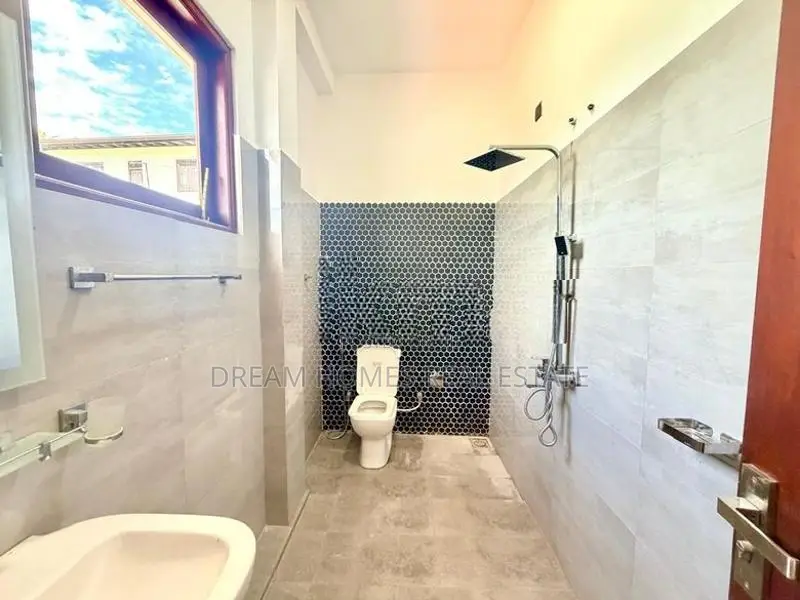 Luxury 3-Storey House for Sale – Akuregoda