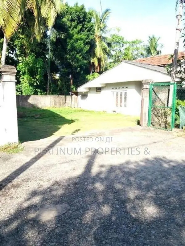 Prime 23.6 Perches Land with House for Sale in Mount Lavinia - Park Ro