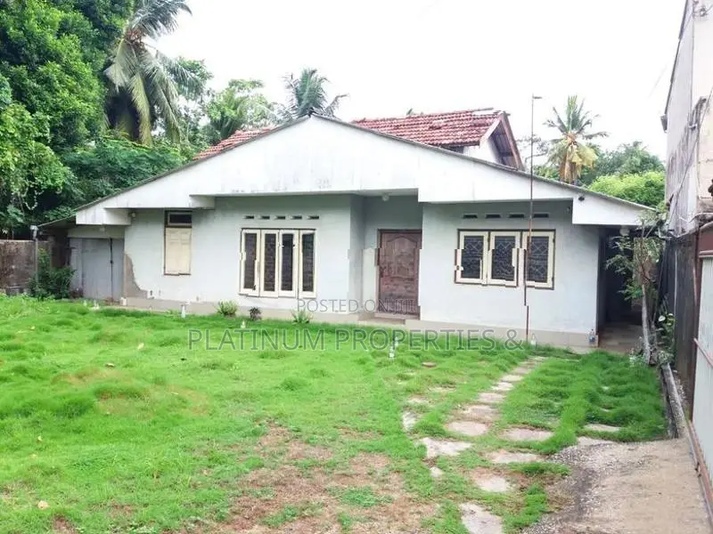 Prime 23.6 Perches Land with House for Sale in Mount Lavinia - Park Ro