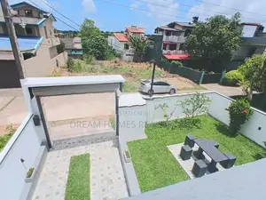 පිලියන්දල - මඩපාත දෙමහල් නිවසක් විකිණීමට