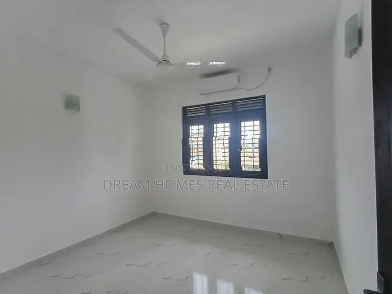 පිලියන්දල - මඩපාත දෙමහල් නිවසක් විකිණීමට