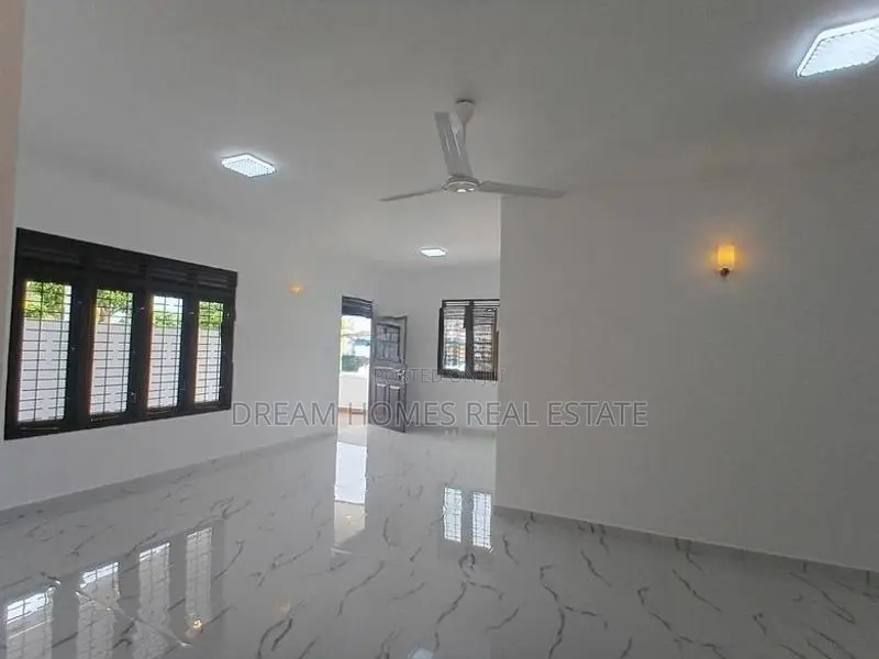 පිලියන්දල - මඩපාත දෙමහල් නිවසක් විකිණීමට