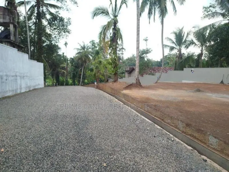 Land for Sale in Near the Makumbura Interchange