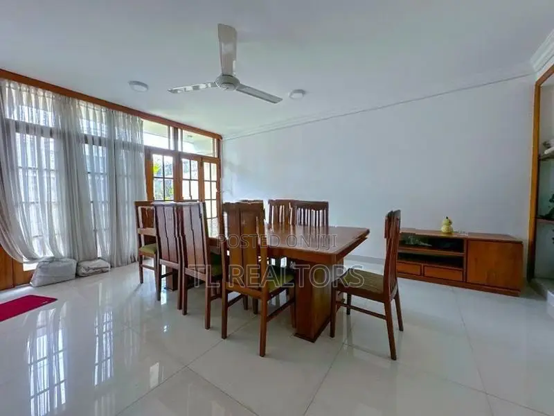 Luxury 3 Storey Residence for Sale - Colombo 6 Tl05