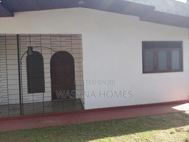 17 Perch Land with 2 Houses for Sale Borelesgamuwa