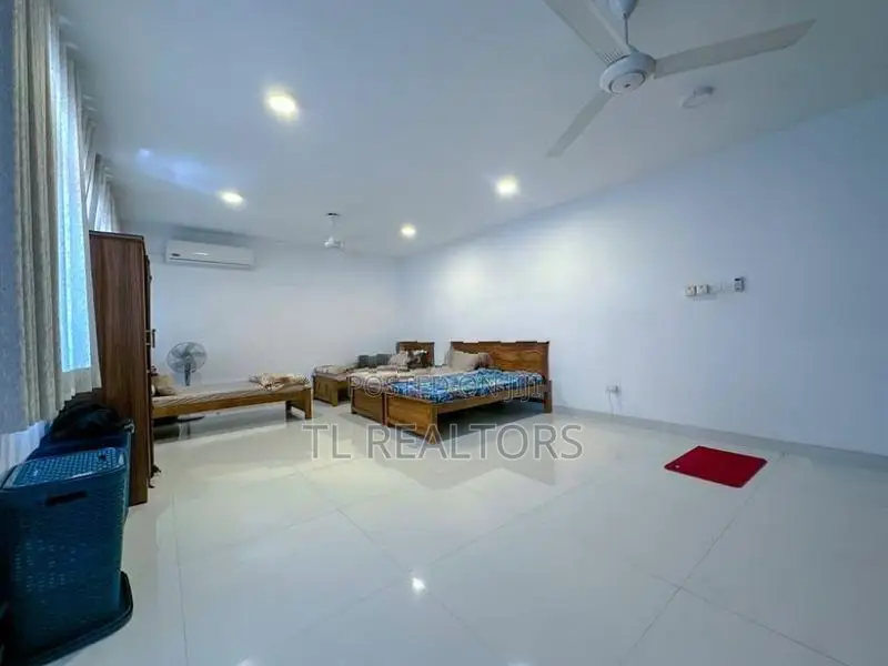 Luxury 3 Storey Residence for Sale - Colombo 6 Tl05