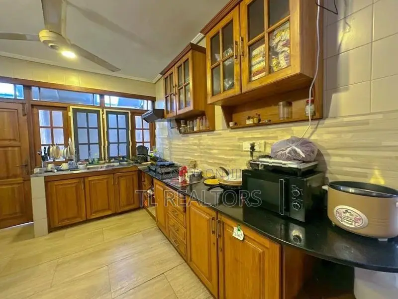 Luxury 3 Storey Residence for Sale - Colombo 6 Tl05