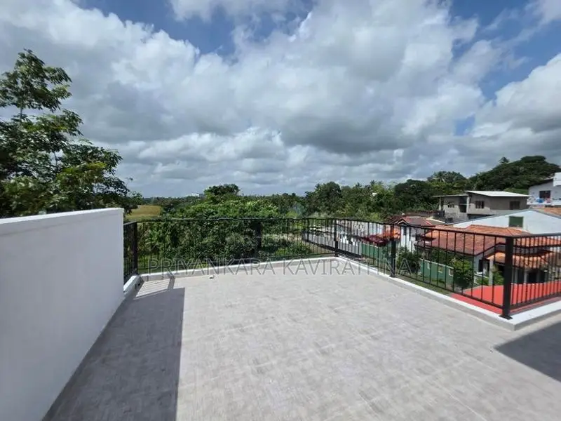 මනරම් වෙල්යායකට මුහුණලා පිහිටි අලුත්ම තෙමහල් නිවස විකිනීමට - කැස්බෑව