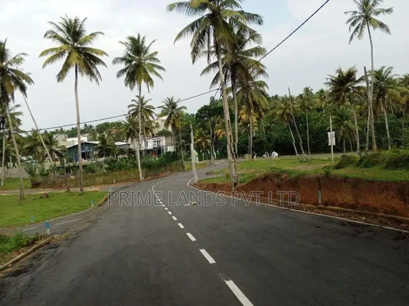 කඹුරුගමුව ලැබීම පාරට ආසන්නව ඉඩම්