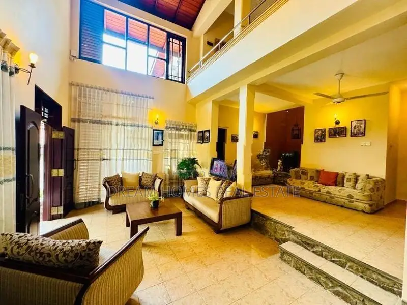 Gated Community Luxury House – 10.2 Perches Hokandara