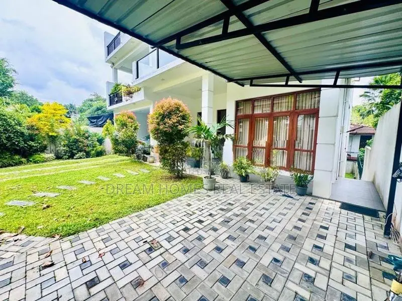 Luxury 3-Storey House with Rooftop – Thalawathugoda