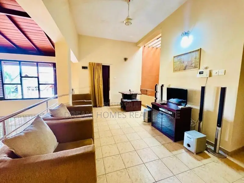 Gated Community Luxury House – 10.2 Perches Hokandara
