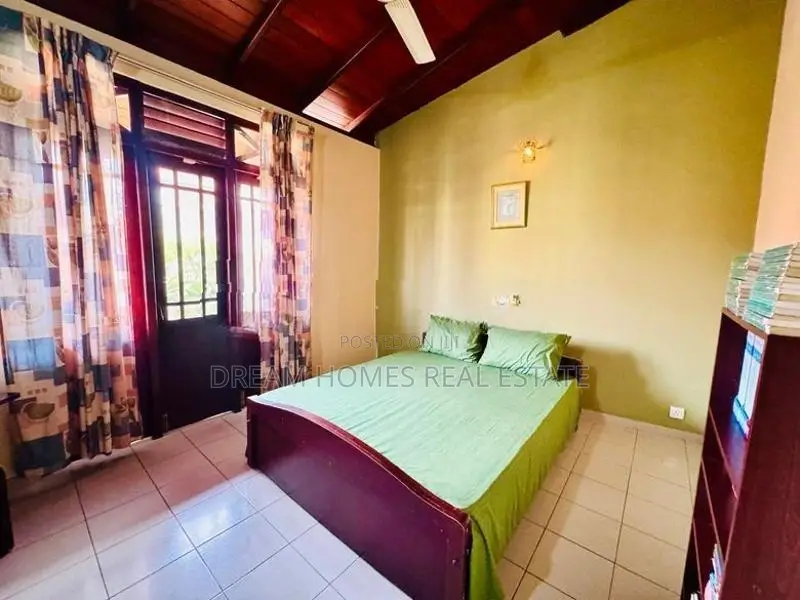 Gated Community Luxury House – 10.2 Perches Hokandara