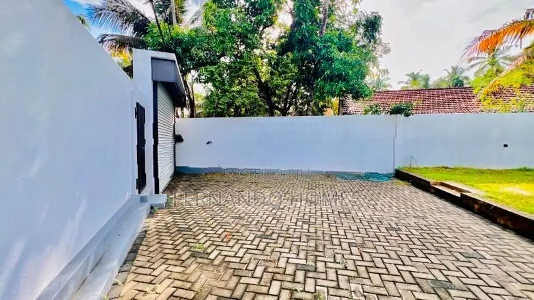 Modern Garden Good Road Access 4 BR House For Sale Negombo