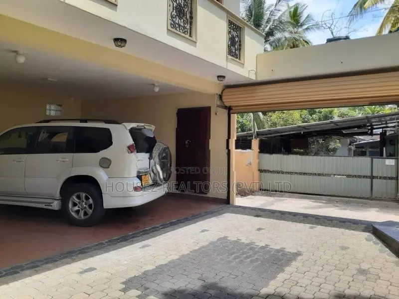 Luxury 4-Bedroom House with Pool for Sale – Kaduwela