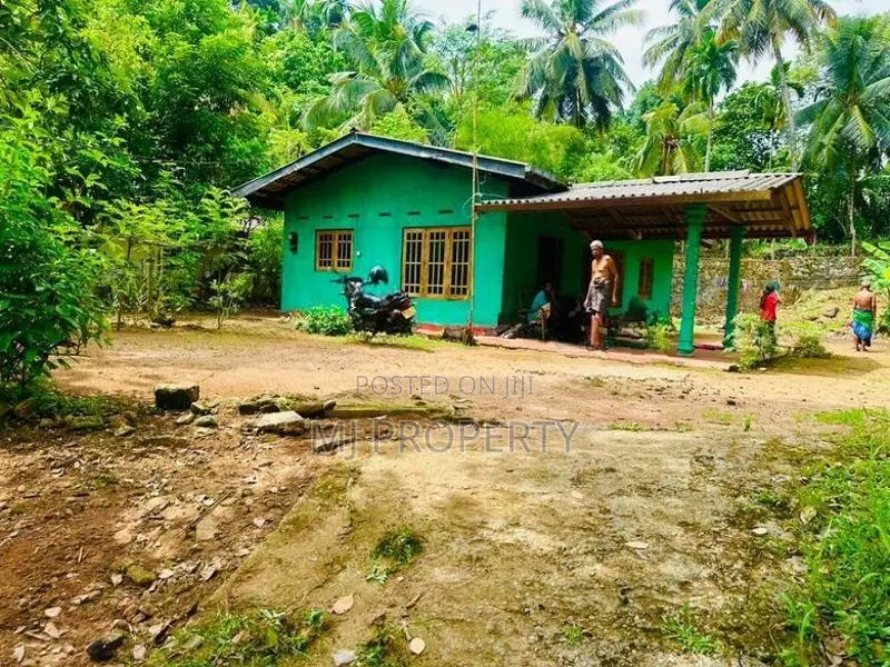 ( YS-1009( Valuable Residential Land With House Sale in Athurugiriya