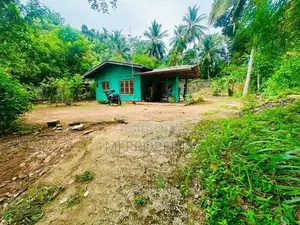 ( YS-1009( Valuable Residential Land With House Sale in Athurugiriya