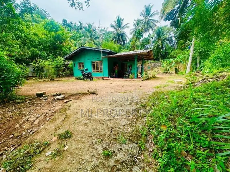 ( YS-1009( Valuable Residential Land With House Sale in Athurugiriya