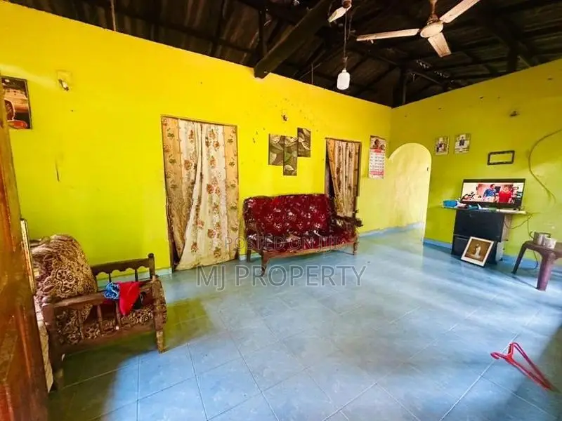 ( YS-1009( Valuable Residential Land With House Sale in Athurugiriya