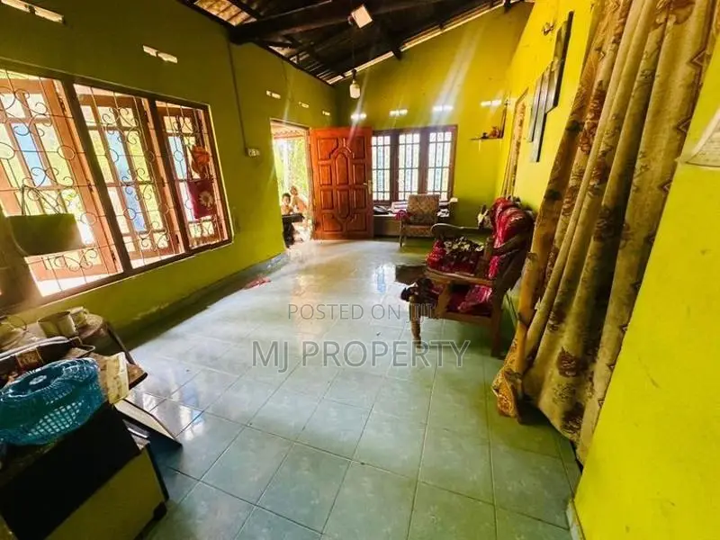 ( YS-1009( Valuable Residential Land With House Sale in Athurugiriya