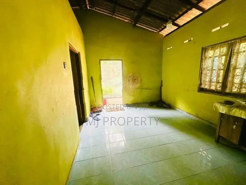 ( YS-1009( Valuable Residential Land With House Sale in Athurugiriya
