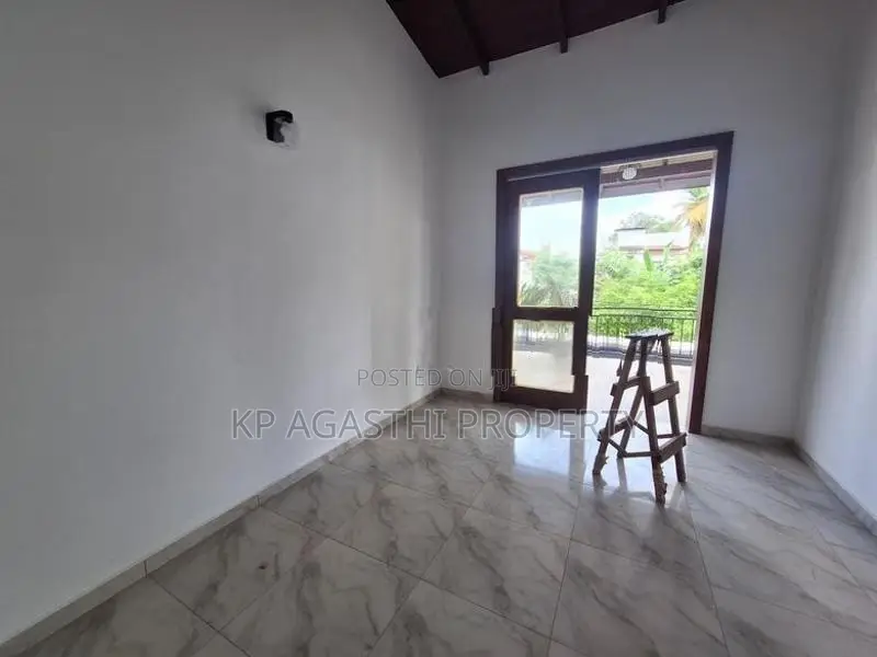 architecture desing luxury house for sale in thalawathugoda