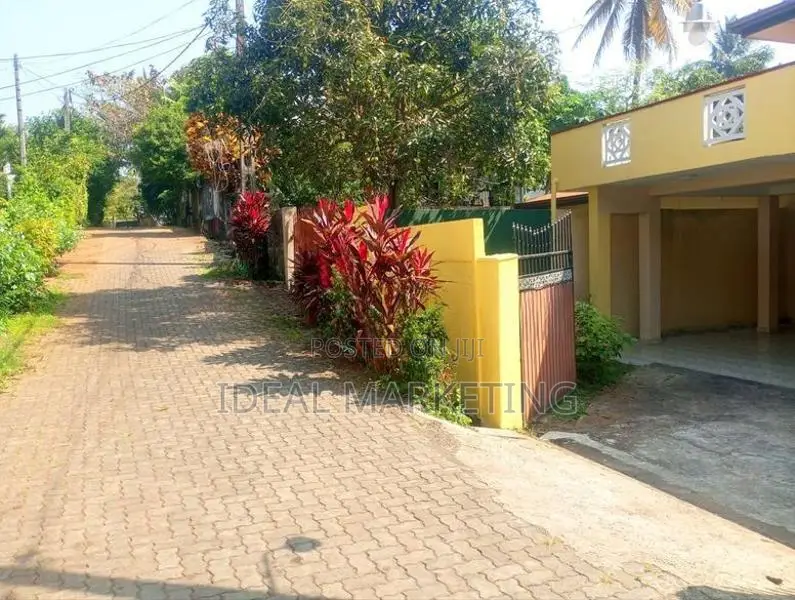 5 Bedroom Two-Storied House for Sale - Maharagama, Elhena Road (EM1030