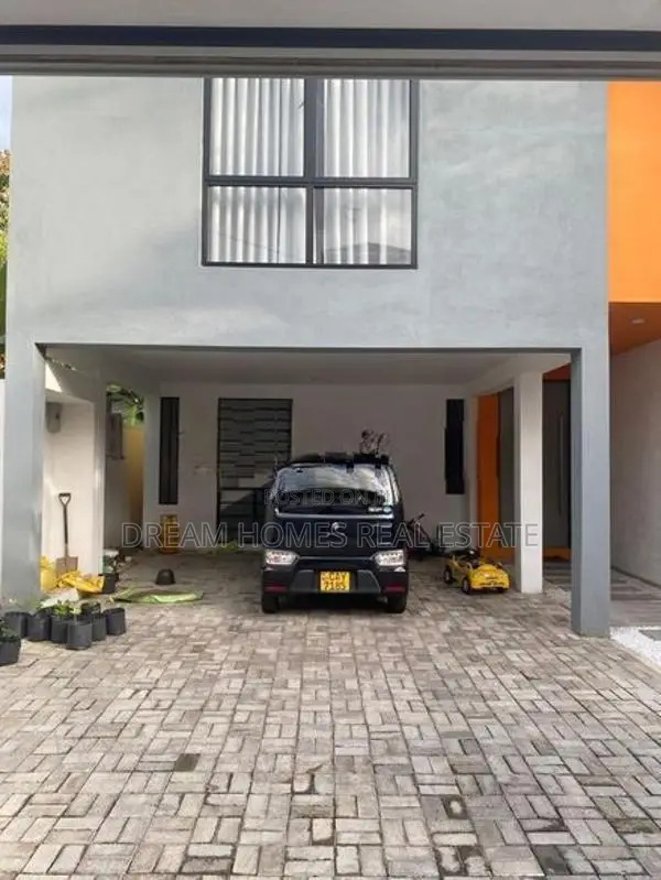Spacious 4-Bedroom House for Rent – Thalawathugoda