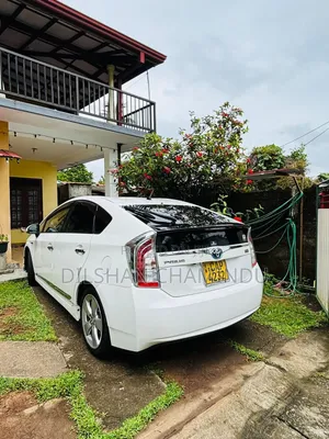 Toyota Prius 4dr Hatchback (1.8L 4cyl gas/electric hybrid CVT) 2016