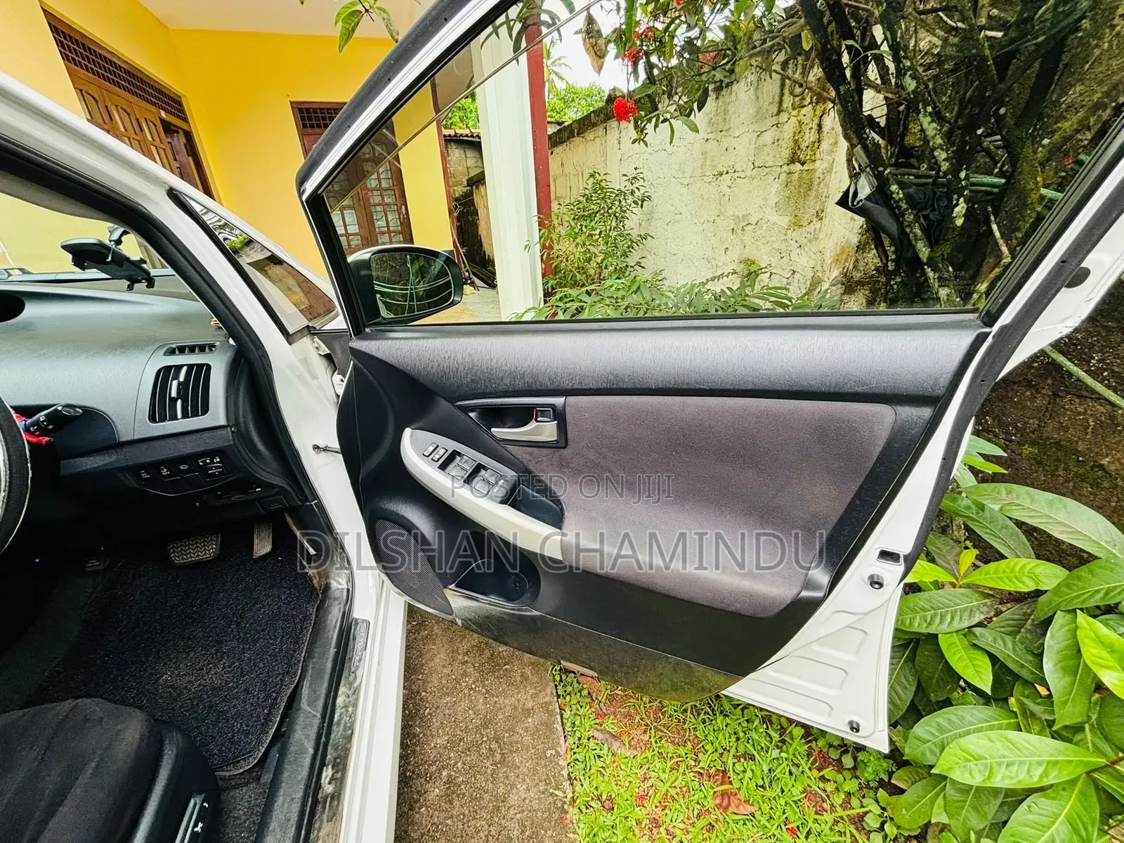 Toyota Prius 4dr Hatchback (1.8L 4cyl gas/electric hybrid CVT) 2016