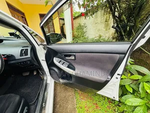 Toyota Prius 4dr Hatchback (1.8L 4cyl gas/electric hybrid CVT) 2016