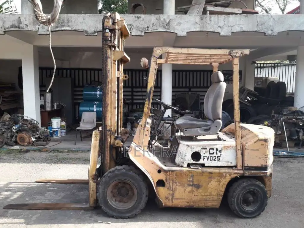 Other 2.5 Ton Forklift 2004 Heavy-Duty (Used)