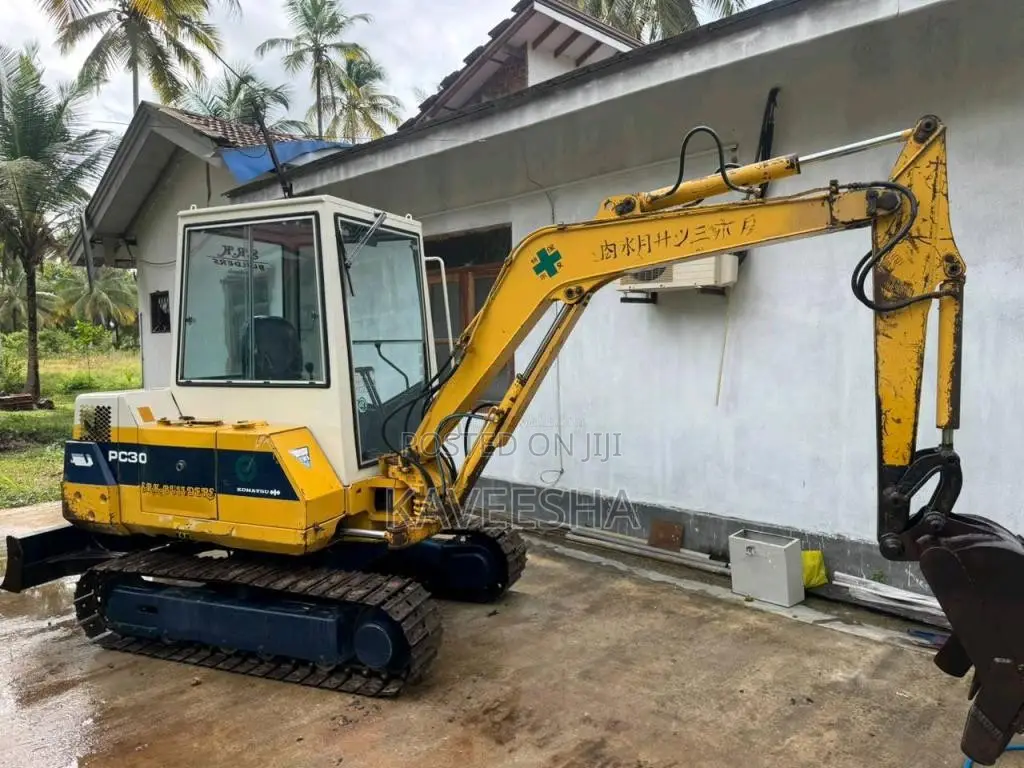 Komatsu PC30-6 2010 Heavy-Duty (Used)