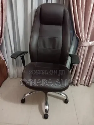 Damro High-Back Executive Office Chair in Excellent Condition.