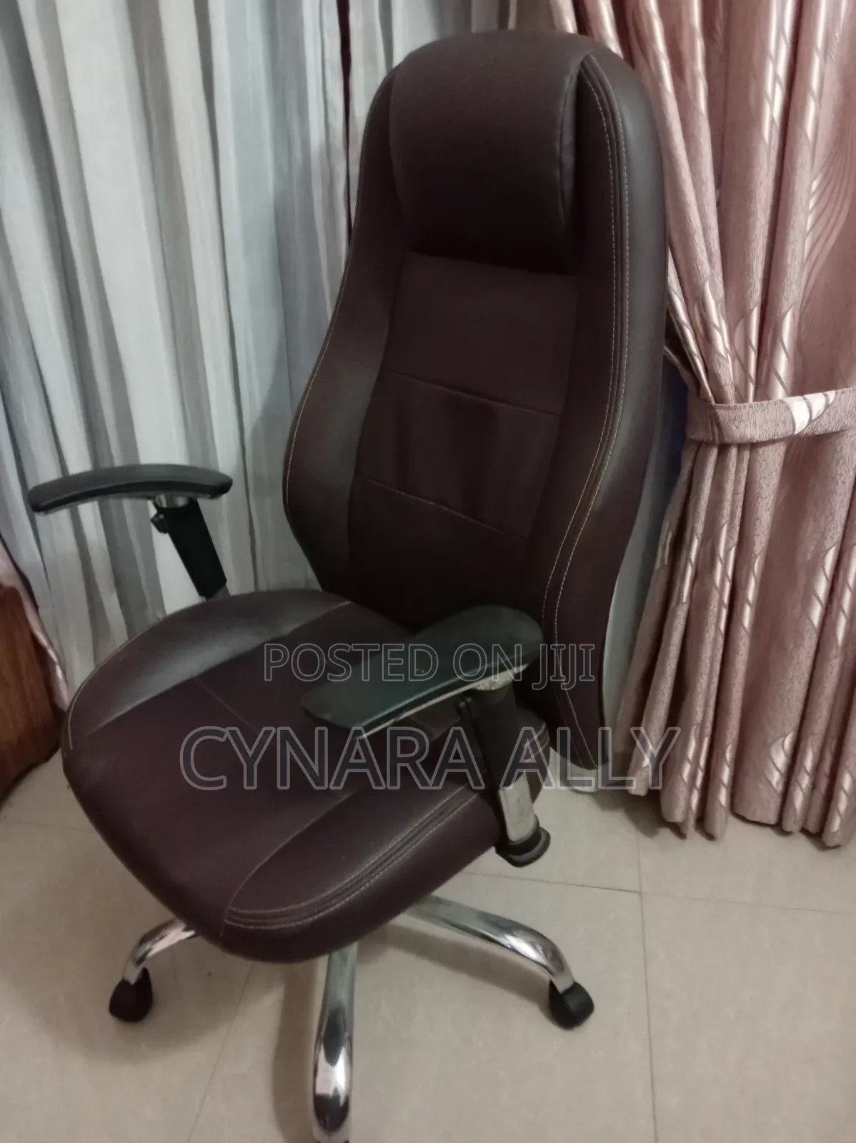 Damro High-Back Executive Office Chair in Excellent Condition.