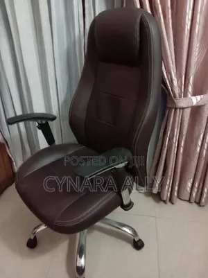 Damro High-Back Executive Office Chair in Excellent Condition.