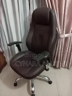 Damro High-Back Executive Office Chair in Excellent Condition.