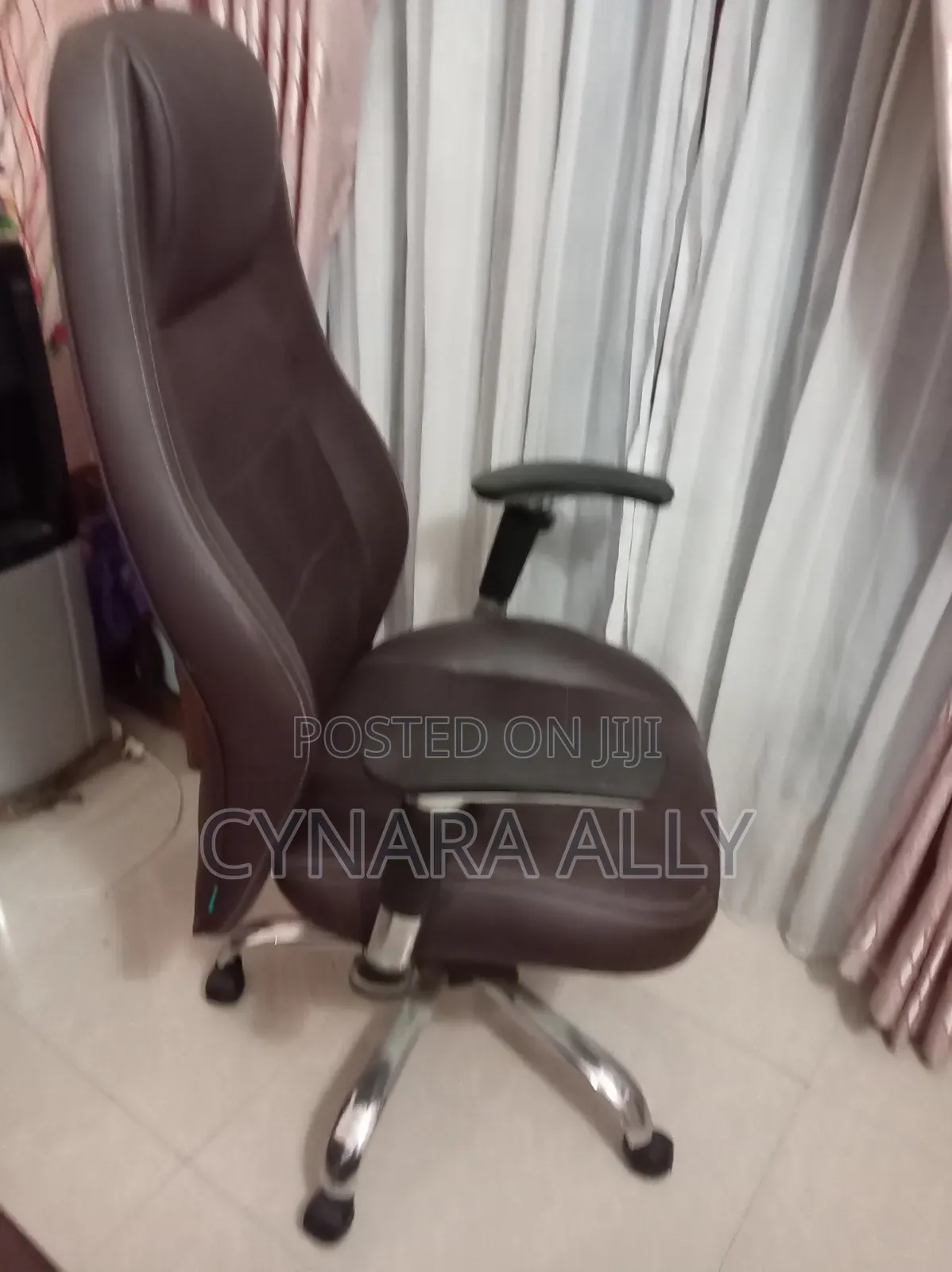 Damro High-Back Executive Office Chair in Excellent Condition.