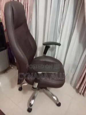 Damro High-Back Executive Office Chair in Excellent Condition.