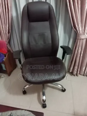 Damro High-Back Executive Office Chair in Excellent Condition.