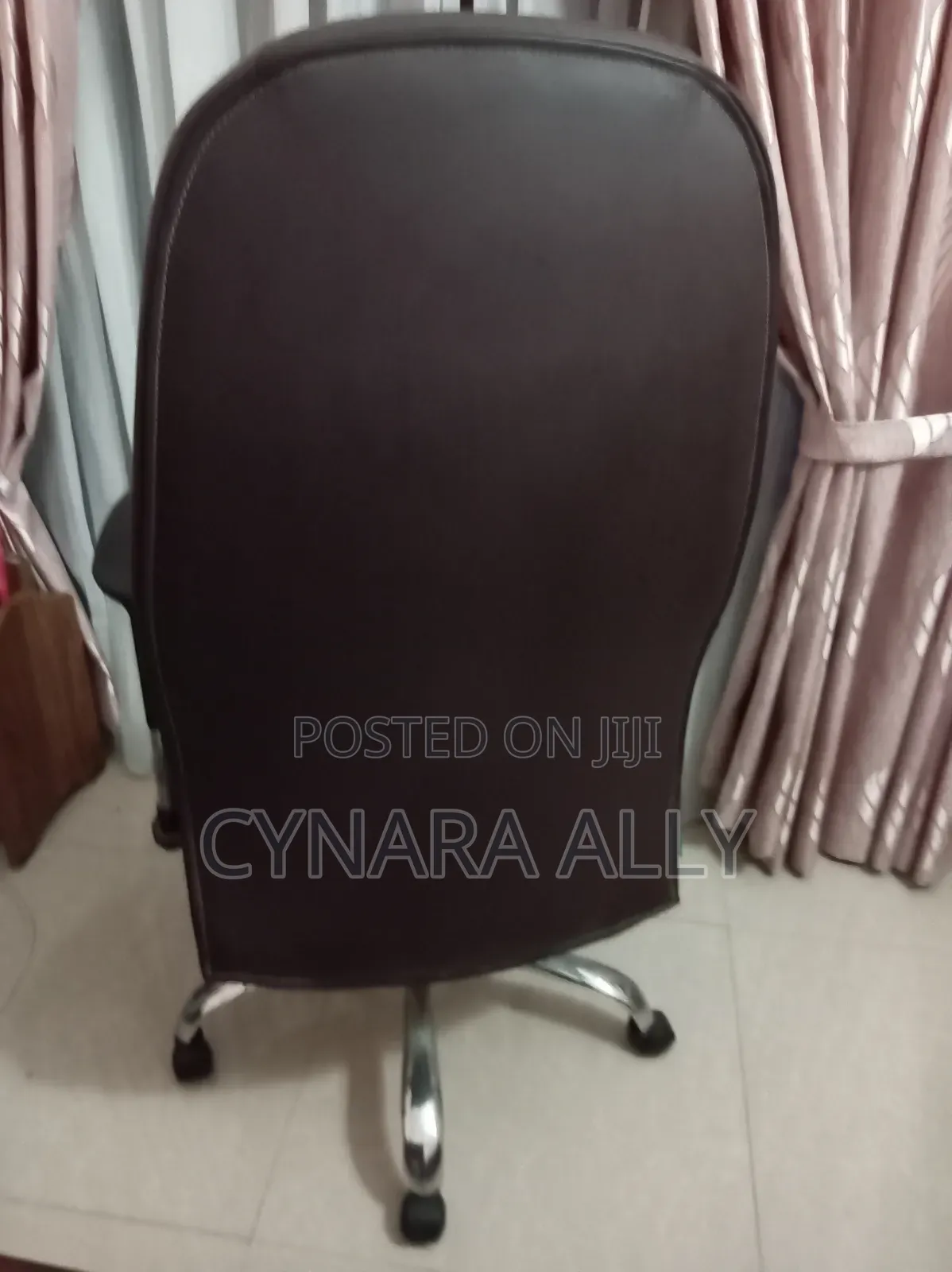 Damro High-Back Executive Office Chair in Excellent Condition.