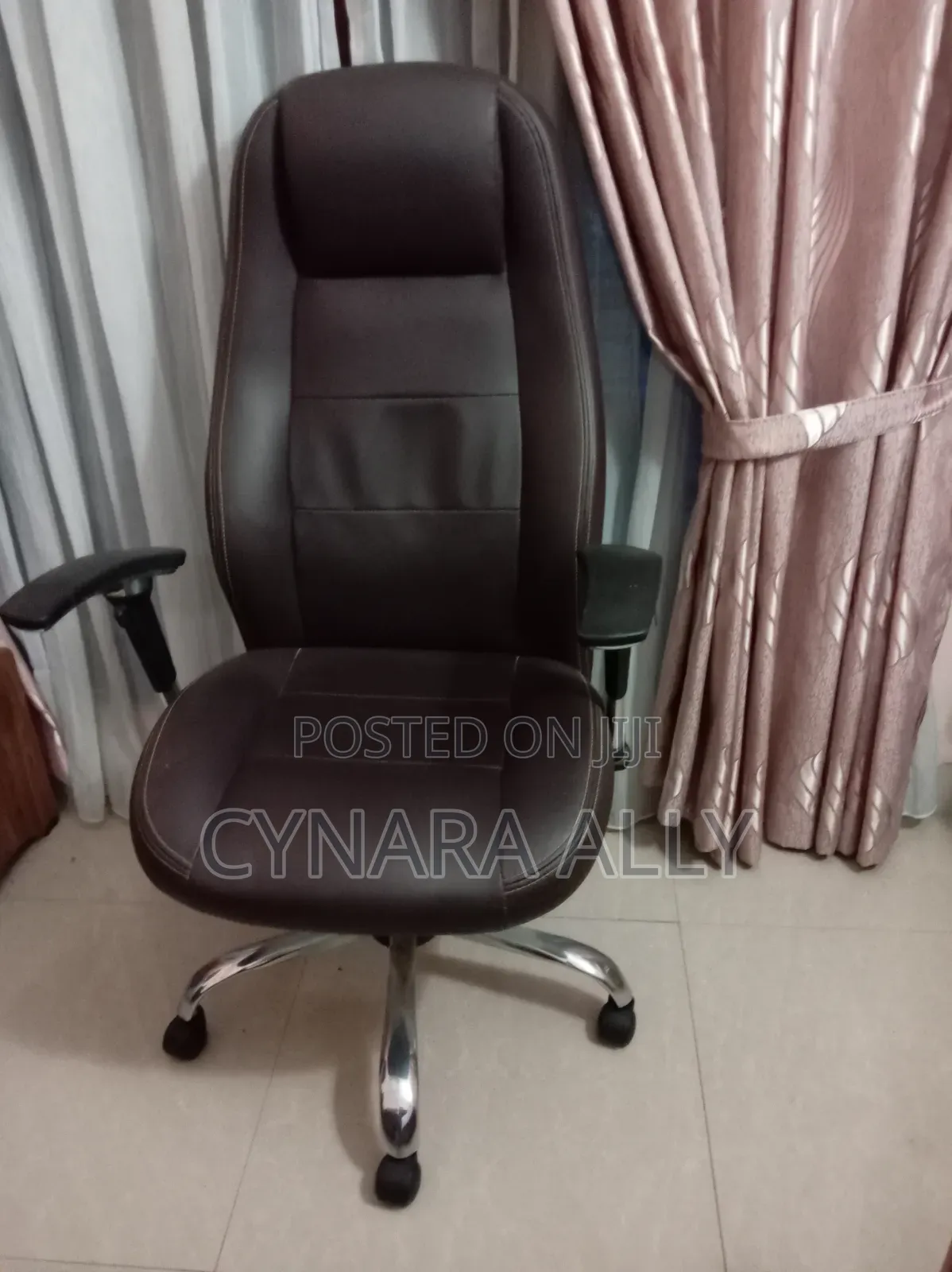 Damro High-Back Executive Office Chair in Excellent Condition.