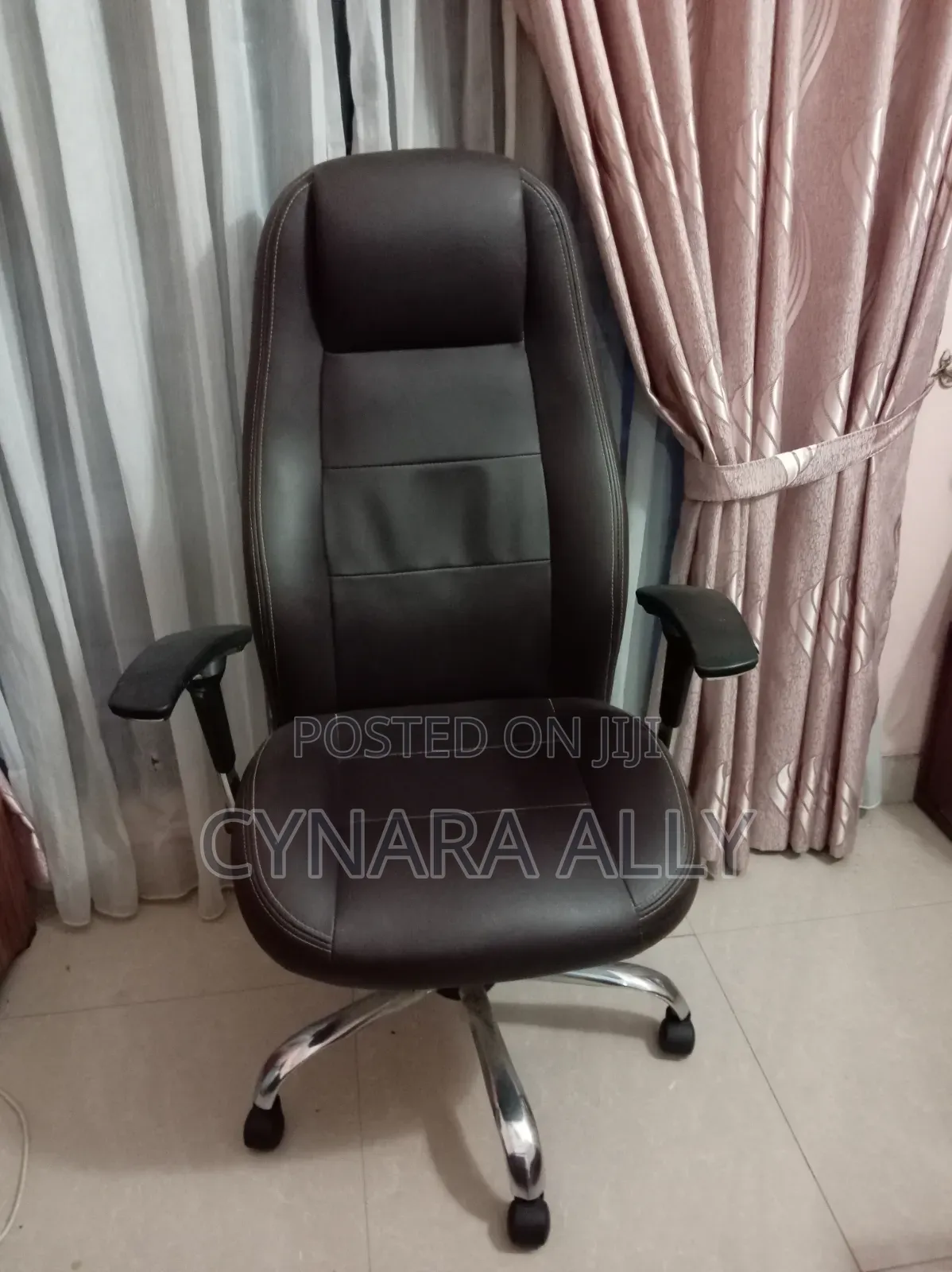 Damro High-Back Executive Office Chair in Excellent Condition.