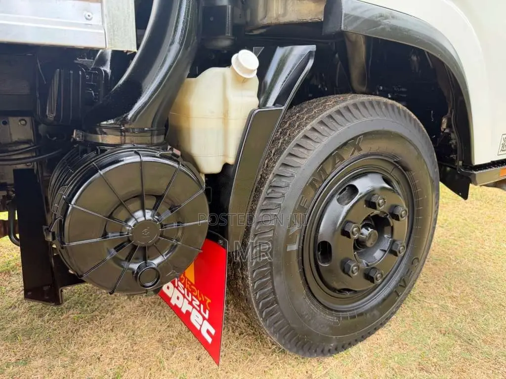Isuzu NPR 2014 Lorry (Used)