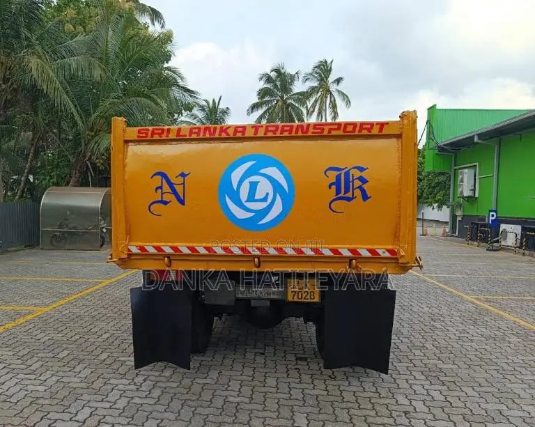 Ashok-Leyland Tipper 2010 Lorry (Used)