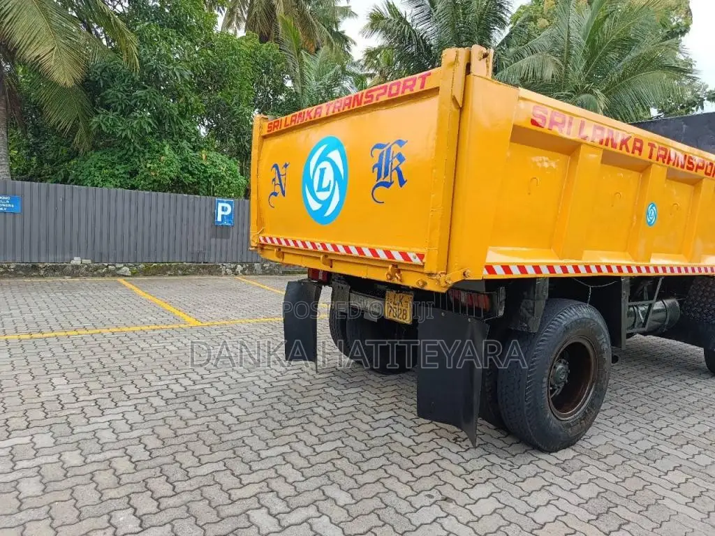 Ashok-Leyland Tipper 2010 Lorry (Used)