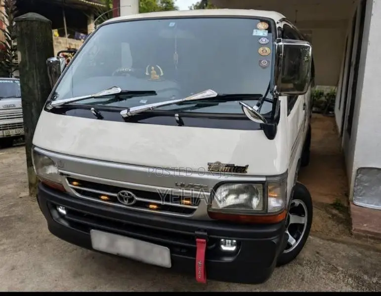 Toyota Dolphin 2004 Van (Used)