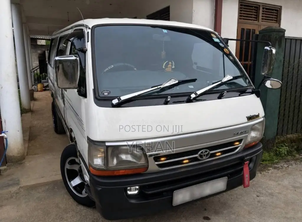 Toyota Dolphin 2004 Van (Used)