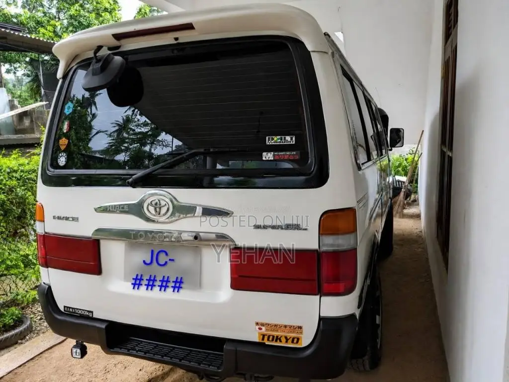 Toyota Dolphin 2004 Van (Used)